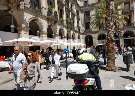 Guardia urbana funzionario di polizia su scooter pattugliamento Placa Reial centro di Barcellona Catalonia Spagna Foto Stock