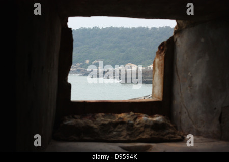 Guardando un vecchio bunker militare da un vecchio bunker militare in corrispondenza di un ingresso al Tunnel Jhaishan, Kinmen National Park, Kinmen County, Taiwan Foto Stock