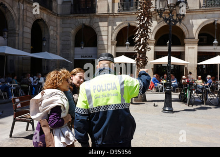 Guardia urbana funzionario di polizia dando directionsplaca reial centro di Barcellona Catalonia Spagna Foto Stock