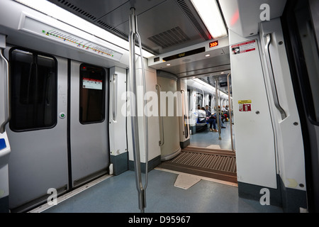 Interno del Barcelona Metro treno Catalogna SPAGNA Foto Stock