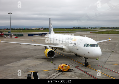 Guardando fuori attraverso la finestra a vueling Airbus A320 ce-lrn Dublin Airport Terminal 1 Irlanda Foto Stock