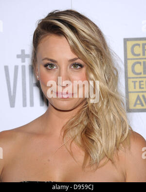 Beverly Hills, in California, Stati Uniti d'America. Decimo Giugno, 2013. Kaley Cuoco arriva per la critica la scelta dei premi televisivi 2013 presso il Beverly Hilton. Credito: Credito: Lisa O'Connor/ZUMAPRESS.com/Alamy Live News Foto Stock