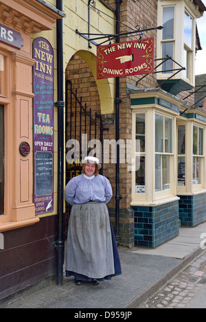 Donna in costume Vittoriano dal nuovo Inn Pub, Blists Hill cittadina in stile vittoriano, Madeley, Telford, Shropshire, England, Regno Unito Foto Stock