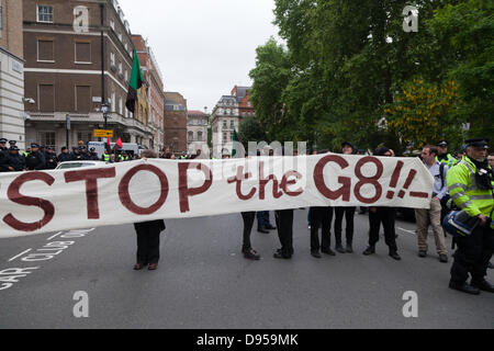 Londra, Regno Unito. Martedì 11 Giugno 2013 Un banner dal antiG8 contestatori. Credito: Nelson pereira/Alamy Live News Foto Stock