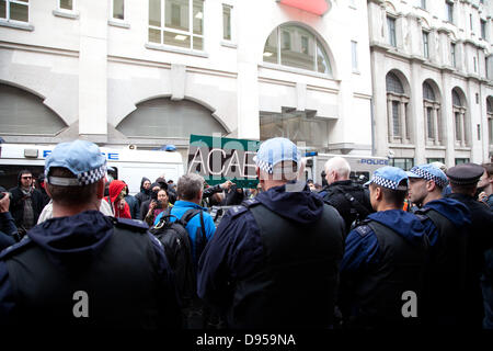 Londra, Regno Unito. Martedì 11 Giugno 2013 la polizia vegliare come un gruppo di anti G8 i manifestanti si raccolgono al di fuori di Charing Cross, Stazione di polizia dove apparentemente alcuni dei manifestanti sono stati arrestati in attesa. Credito: Nelson pereira/Alamy Live News Foto Stock