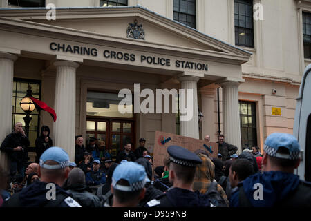 Londra, Regno Unito. Martedì 11 Giugno 2013 Londra, Regno Unito. Martedì 11 Giugno 2013 la polizia vegliare come un gruppo di anti G8 i manifestanti si raccolgono al di fuori di Charing Cross, Stazione di polizia dove apparentemente alcuni dei manifestanti sono stati arrestati in attesa. Credito: Nelson pereira/Alamy Live News Foto Stock