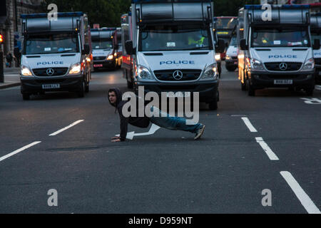 Londra, Regno Unito. 11 Giugno, 2013. Un anarchico non premere-ups sulla piazza del Parlamento di fronte avanzante furgoni di polizia come anti-capitalisti protesta contro il vertice del G8 in Irlanda del Nord. Credito: Paolo Davey/Alamy Live News Foto Stock