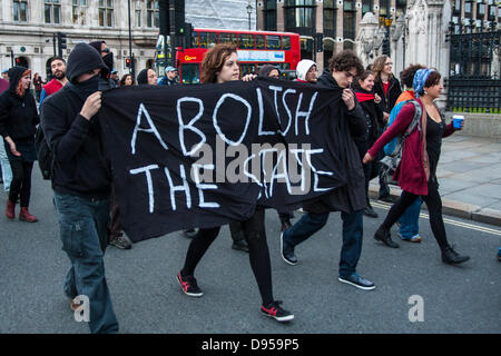 Londra, Regno Unito. 11 Giugno, 2013. Gli anarchici marzo passato il parlamento di Westminster con il loro banner come protestano contro il vertice del G8 in Irlanda del Nord. Credito: Paolo Davey/Alamy Live News Foto Stock