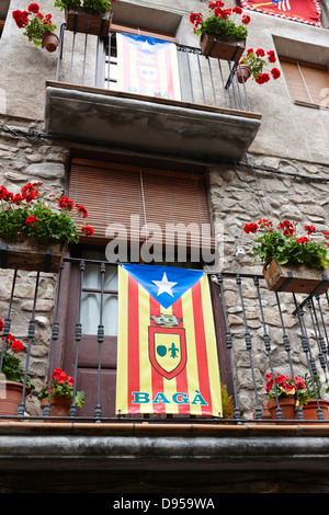 Estelada blu indipendenza catalana bandiera appesi da case nella città vecchia di baga Catalogna SPAGNA Foto Stock