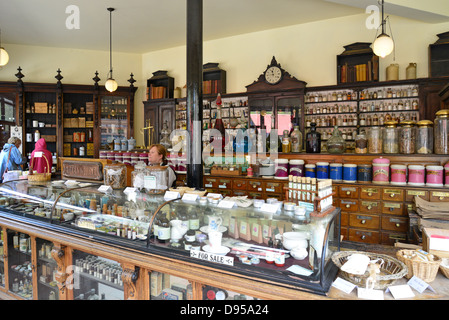 Interno di Victorian farmacia, Blists Hill cittadina in stile vittoriano, Madeley, Telford, Shropshire, England, Regno Unito Foto Stock