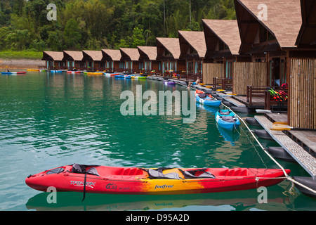 High end bungalow flottante sulla LAN CHIEW serbatoio che è stato creato dalla diga Ratchaprapa nel cuore di Khao Sok NATIONAL PAR Foto Stock