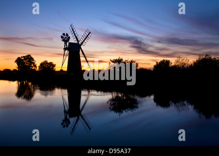 Turf Fen mulino di drenaggio al tramonto sul fiume Ant, Norfolk Broads Foto Stock