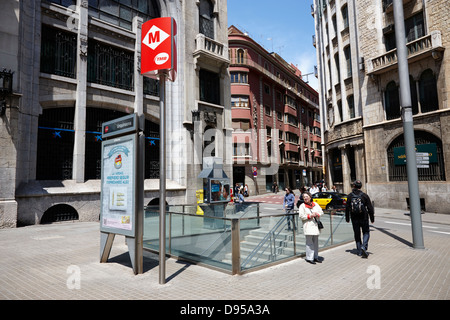 Segno per Barcellona stazione della metropolitana urquinaona Catalogna SPAGNA Foto Stock