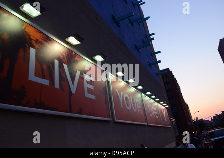 Segno legge vivere la vostra vita nella zona di SoHo, Manhattan New York City Foto Stock