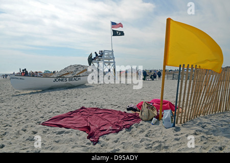 Bandiera gialla su Jones Beach State Park, Nassau County, New York Foto Stock