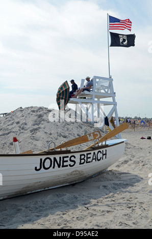 Barca di legno e bagnini su Jones Beach State Park nella contea di Nassau, New York Foto Stock