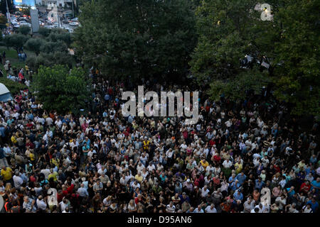 Atene, Grecia, Giugno 11th, 2013. Il governo greco decide di chiudere la ERT, il pubblico greco la radio e la televisione. I dipendenti ad occupare i locali e migliaia di persone si uniscono alla manifestazione di solidarietà. Credito: Nikolas Georgiou / Alamy Live News Foto Stock