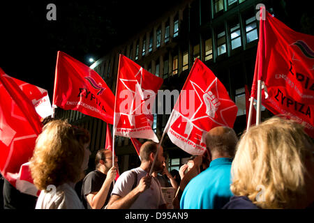 Atene, Grecia, Giugno 11th, 2013. Il governo greco decide di chiudere la ERT, il pubblico greco la radio e la televisione. I dipendenti ad occupare i locali e migliaia di persone si uniscono alla manifestazione di solidarietà. Credito: Nikolas Georgiou / Alamy Live News Foto Stock