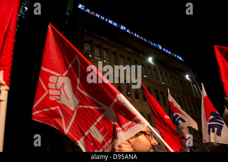 Atene, Grecia, Giugno 11th, 2013. Il governo greco decide di chiudere la ERT, il pubblico greco la radio e la televisione. I dipendenti ad occupare i locali e migliaia di persone si uniscono alla manifestazione di solidarietà. Credito: Nikolas Georgiou / Alamy Live News Foto Stock
