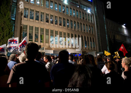 Atene, Grecia, Giugno 11th, 2013. Il governo greco decide di chiudere la ERT, il pubblico greco la radio e la televisione. I dipendenti ad occupare i locali e migliaia di persone si uniscono alla manifestazione di solidarietà. Credito: Nikolas Georgiou / Alamy Live News Foto Stock