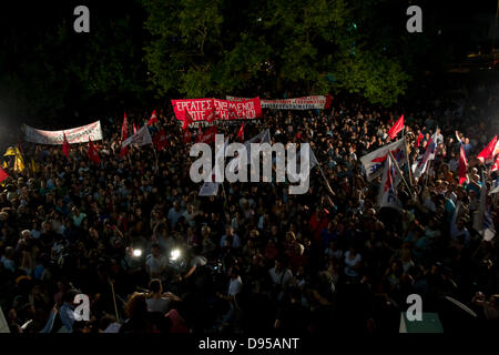 Atene, Grecia, Giugno 11th, 2013. Il governo greco decide di chiudere la ERT, il pubblico greco la radio e la televisione. I dipendenti ad occupare i locali e migliaia di persone si uniscono alla manifestazione di solidarietà. Credito: Nikolas Georgiou / Alamy Live News Foto Stock