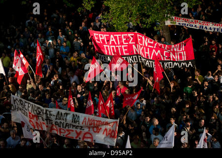 Atene, Grecia, Giugno 11th, 2013. Il governo greco decide di chiudere la ERT, il pubblico greco la radio e la televisione. I dipendenti ad occupare i locali e migliaia di persone si uniscono alla manifestazione di solidarietà. Credito: Nikolas Georgiou / Alamy Live News Foto Stock