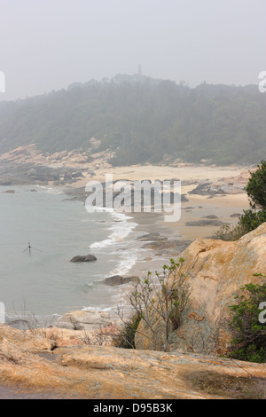 Una spiaggia con torre Maoshan in background. Kinmen County, Taiwan Foto Stock