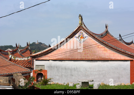 Coda di Rondine case di stile con torre Maoshan in background. Kinmen National Park, Shuitou Village, Kinmen County, Taiwan Foto Stock