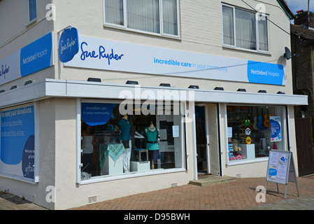 Sue Ryder carità shop, High Street, Milton Keynes, Oxfordshire, England, Regno Unito Foto Stock