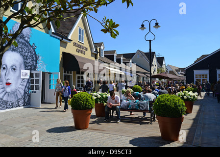Starbucks Coffee shop, il Villaggio di Bicester Outlet Shopping Centre, Bicester, Oxfordshire, England, Regno Unito Foto Stock