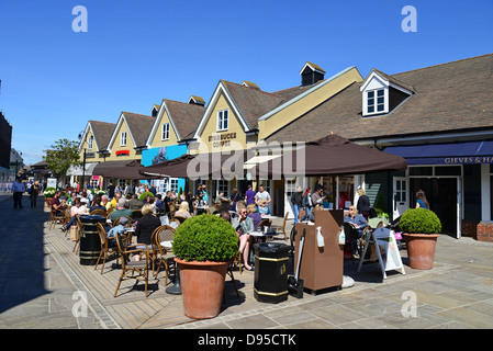 Starbucks Coffee shop, il Villaggio di Bicester Outlet Shopping Centre, Bicester, Oxfordshire, England, Regno Unito Foto Stock