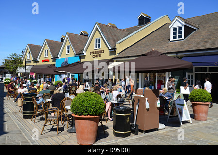 Starbucks Coffee shop, il Villaggio di Bicester Outlet Shopping Centre, Bicester, Oxfordshire, England, Regno Unito Foto Stock