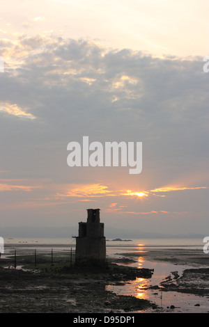 Un vecchio bunker militare offshore durante la bassa marea. Jincheng, Kinmen county, Taiwan Foto Stock