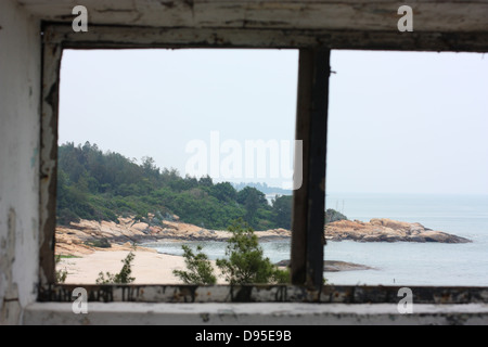 Un vecchio composto militare lookout a una spiaggia. Kinmen County, Taiwan Foto Stock