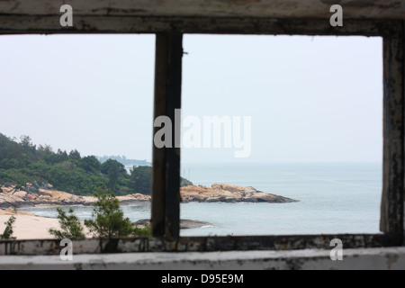 Un vecchio composto militare lookout a una spiaggia. Kinmen County, Taiwan Foto Stock