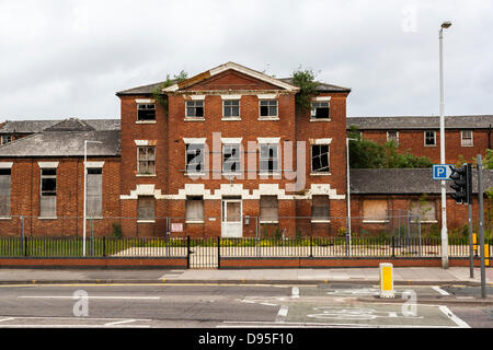 Wellingborough Road, Northampton, Regno Unito. Il 12 luglio 2013. St Edmund's Hospital. Un edifico elencato Grade two, progettato da Sir George Gilbert Scott e costruito nel 1836 come un fabbricato e convertito in un ospedale negli anni trenta prima di chiudere nel 1998. Northampton Borough Consiglio il comitato per la pianificazione ha discusso la costruzione del futuro, ieri sera 11 giugno e raccomandato è stato rimangono, in risposta alla tradizione inglese consultazione sul suo stato elencati. Una è stata fatta domanda per l'eredità inglese per rimuovere il grado due elencati di Stato, dagli edifici nuovi proprietari, azienda cipriota Kayalef Foto Stock