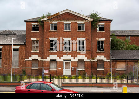 Wellingborough Road, Northampton, Regno Unito. Il 12 luglio 2013. St Edmund's Hospital. Un edifico elencato Grade two, progettato da Sir George Gilbert Scott e costruito nel 1836 come un fabbricato e convertito in un ospedale negli anni trenta prima di chiudere nel 1998. Northampton Borough Consiglio il comitato per la pianificazione ha discusso la costruzione del futuro, ieri sera 11 giugno e raccomandato è stato rimangono, in risposta alla tradizione inglese consultazione sul suo stato elencati. Una è stata fatta domanda per l'eredità inglese per rimuovere il grado due elencati di Stato, dagli edifici nuovi proprietari, azienda cipriota Kayalef Foto Stock