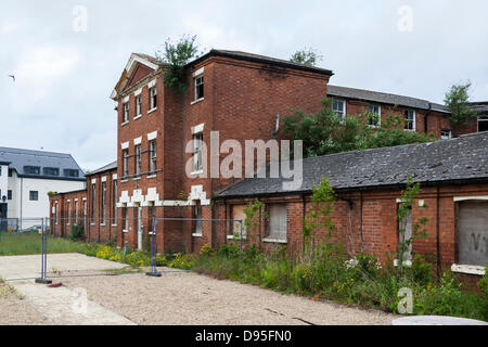 Wellingborough Road, Northampton, Regno Unito. Il 12 luglio 2013. St Edmund's Hospital. Un edifico elencato Grade two, progettato da Sir George Gilbert Scott e costruito nel 1836 come un fabbricato e convertito in un ospedale negli anni trenta prima di chiudere nel 1998. Northampton Borough Consiglio il comitato per la pianificazione ha discusso la costruzione del futuro, ieri sera 11 giugno e raccomandato è stato rimangono, in risposta alla tradizione inglese consultazione sul suo stato elencati. Una è stata fatta domanda per l'eredità inglese per rimuovere il grado due elencati di Stato, dagli edifici nuovi proprietari, azienda cipriota Kayalef Foto Stock