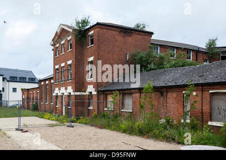 Wellingborough Road, Northampton, Regno Unito. Il 12 luglio 2013. St Edmund's Hospital. Un edifico elencato Grade two, progettato da Sir George Gilbert Scott e costruito nel 1836 come un fabbricato e convertito in un ospedale negli anni trenta prima di chiudere nel 1998. Northampton Borough Consiglio il comitato per la pianificazione ha discusso la costruzione del futuro, ieri sera 11 giugno e raccomandato è stato rimangono, in risposta alla tradizione inglese consultazione sul suo stato elencati. Una è stata fatta domanda per l'eredità inglese per rimuovere il grado due elencati di Stato, dagli edifici nuovi proprietari, azienda cipriota Kayalef Foto Stock