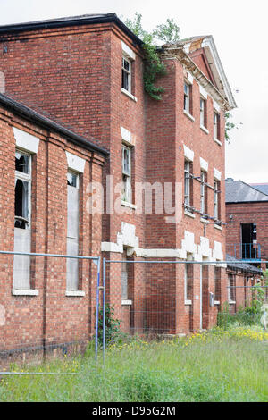 Wellingborough Road, Northampton, Regno Unito. Il 12 luglio 2013. St Edmund's Hospital. Un edifico elencato Grade two, progettato da Sir George Gilbert Scott e costruito nel 1836 come un fabbricato e convertito in un ospedale negli anni trenta prima di chiudere nel 1998. Northampton Borough Consiglio il comitato per la pianificazione ha discusso la costruzione del futuro, ieri sera 11 giugno e raccomandato è stato rimangono, in risposta alla tradizione inglese consultazione sul suo stato elencati. Una è stata fatta domanda per l'eredità inglese per rimuovere il grado due elencati di Stato, dagli edifici nuovi proprietari, azienda cipriota Kayalef Foto Stock