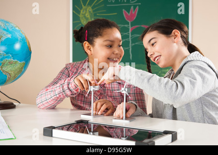 Le ragazze imparare circa l'energia alternativa in Aula, Baden-Württemberg, Germania Foto Stock