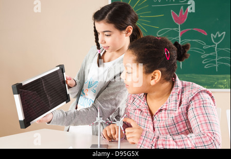 Le ragazze imparare circa l'energia alternativa in Aula, Baden-Württemberg, Germania Foto Stock