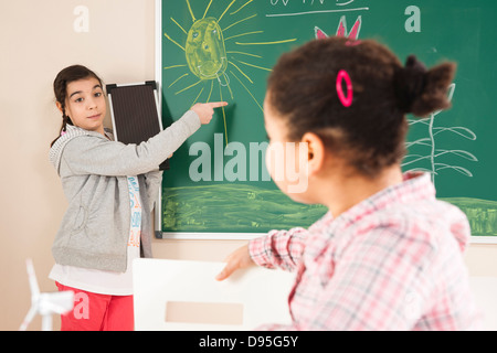 Le ragazze imparare circa l'energia alternativa in Aula, Baden-Württemberg, Germania Foto Stock