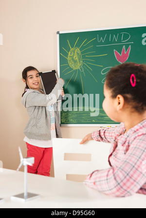 Le ragazze imparare circa l'energia alternativa in Aula, Baden-Württemberg, Germania Foto Stock