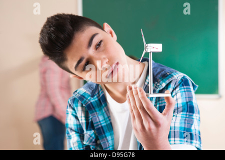 I bambini in formazione in aula circa l'energia alternativa, Baden-Württemberg, Germania Foto Stock