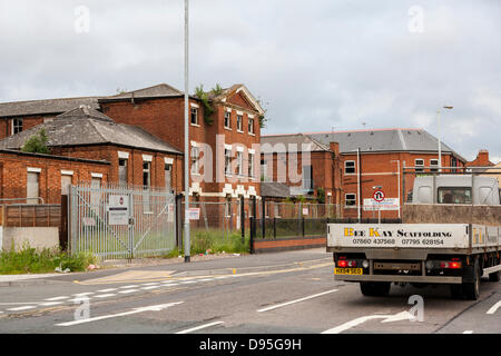 Wellingborough Road, Northampton, Regno Unito. Il 12 luglio 2013. St Edmund's Hospital. Un edifico elencato Grade two, progettato da Sir George Gilbert Scott e costruito nel 1836 come un fabbricato e convertito in un ospedale negli anni trenta prima di chiudere nel 1998. Northampton Borough Consiglio il comitato per la pianificazione ha discusso la costruzione del futuro, ieri sera 11 giugno e raccomandato è stato rimangono, in risposta alla tradizione inglese consultazione sul suo stato elencati. Una è stata fatta domanda per l'eredità inglese per rimuovere il grado due elencati di Stato, dagli edifici nuovi proprietari, azienda cipriota Kayalef Foto Stock