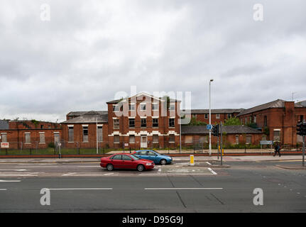 Wellingborough Road, Northampton, Regno Unito. Il 12 luglio 2013. St Edmund's Hospital. Un edifico elencato Grade two, progettato da Sir George Gilbert Scott e costruito nel 1836 come un fabbricato e convertito in un ospedale negli anni trenta prima di chiudere nel 1998. Northampton Borough Consiglio il comitato per la pianificazione ha discusso la costruzione del futuro, ieri sera 11 giugno e raccomandato è stato rimangono, in risposta alla tradizione inglese consultazione sul suo stato elencati. Una è stata fatta domanda per l'eredità inglese per rimuovere il grado due elencati di Stato, dagli edifici nuovi proprietari, azienda cipriota Kayalef Foto Stock