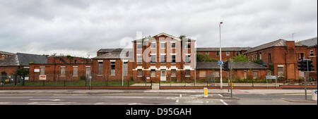 Wellingborough Road, Northampton, Regno Unito. Il 12 luglio 2013. St Edmund's Hospital. Un edifico elencato Grade two, progettato da Sir George Gilbert Scott e costruito nel 1836 come un fabbricato e convertito in un ospedale negli anni trenta prima di chiudere nel 1998. Northampton Borough Consiglio il comitato per la pianificazione ha discusso la costruzione del futuro, ieri sera 11 giugno e raccomandato è stato rimangono, in risposta alla tradizione inglese consultazione sul suo stato elencati. Una è stata fatta domanda per l'eredità inglese per rimuovere il grado due elencati di Stato, dagli edifici nuovi proprietari, azienda cipriota Kayalef Foto Stock