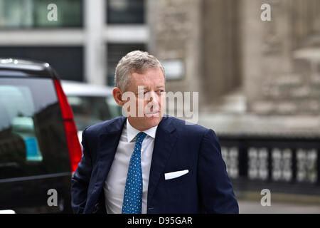 Rotoli Edificio, Londra, Regno Unito. 12 Giugno, 2013. Immagine mostra Alexander Vik arrivando a rotoli Building, Londra dove egli ha citato in giudizio la Deutsche Bank oltre 8 miliardi di dollari di perdite del fondo risalente al 2008. Foto Stock