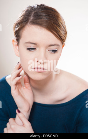 Testa e spalle Ritratto di ragazza adolescente in Studio Foto Stock